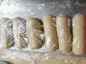 擀成椭圆形卷起再次醒发10-15分钟
