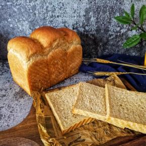 发酵到模具8分满，165度45分钟，温度根据自己的烤箱调整，出炉后放在凉网上。