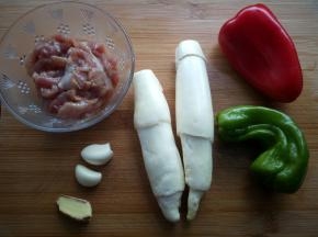 将所需食材洗净备用。里脊肉切丝，放入料酒、生粉、蚝油和少量的食用油腌制10分钟。