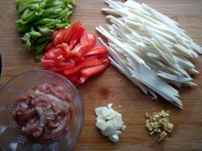 高笋切丝，红椒和青椒切小长条，蒜切片，姜切末。