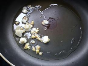 放入姜、蒜爆香。