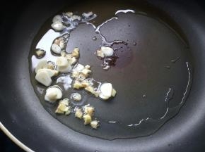 放入姜、蒜爆香。