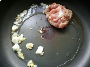 放入腌制的里脊肉炒散。