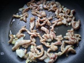 将肉炒至八成熟，盛出备用。