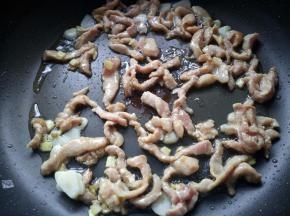 将肉炒至八成熟，盛出备用。