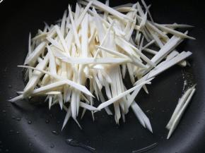 锅内留底油，放入高笋丝。