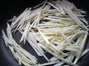 将高笋丝翻炒均匀。