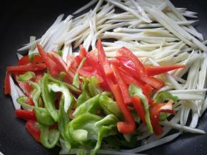 放入青椒和红椒。