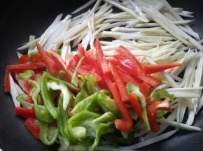 放入青椒和红椒。