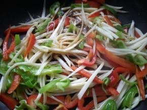 放入李锦记天成一味特级鲜酱油。