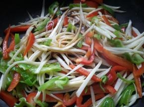 放入李锦记天成一味特级鲜酱油。