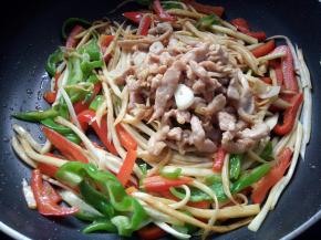 放入炒好的肉丝。