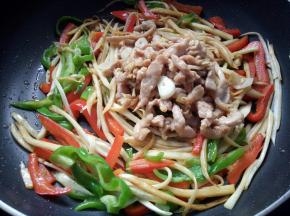 放入炒好的肉丝。