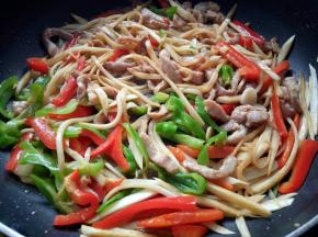 加适量的盐和少量的水，翻炒均匀。