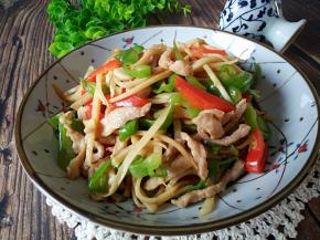 一道美味的高笋肉丝制作完成。