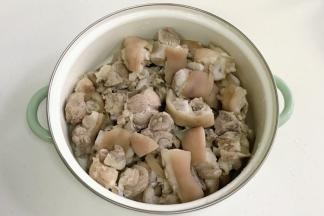 待水煮开后，就可以把猪蹄夹起或捞起，沥干水分，把汤锅内的水倒掉，再次用冷水冲洗下。