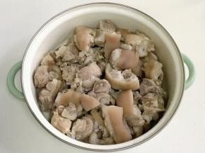待水煮开后，就可以把猪蹄夹起或捞起，沥干水分，把汤锅内的水倒掉，再次用冷水冲洗下。