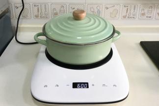 焖炖的过程中，要把锅盖稍稍倾斜点，让汤锅有透气的空间，半个小时后加入少许冰糖。