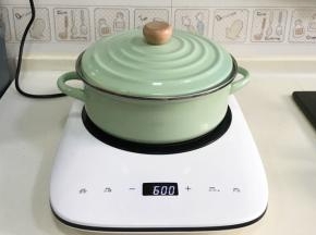焖炖的过程中，要把锅盖稍稍倾斜点，让汤锅有透气的空间，半个小时后加入少许冰糖。