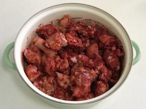 然后用手抓匀，使红糟裹满每一块猪蹄，腌制1小时。