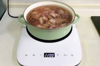 往汤锅内加入2大匙的料酒和少许花椒，开大火煮开。