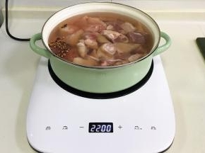 往汤锅内加入2大匙的料酒和少许花椒，开大火煮开。