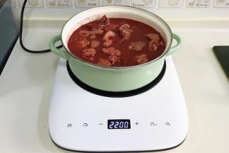 腌制完毕后，在锅内倒入适量的清水，以没过猪蹄为宜。