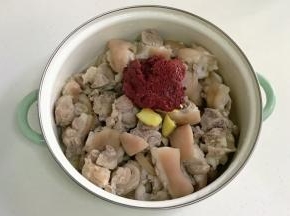 继续加入120克的红糟。