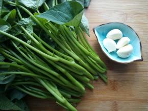 将所需食材洗净备用。红薯叶摘段，蒜切片。