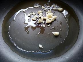 放入蒜蓉，煸炒出香味。