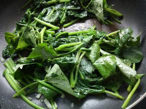 快炒熟后放适量的盐。