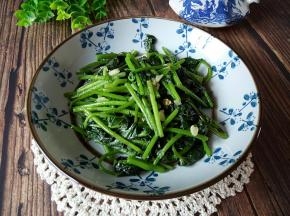 一道美味清香的蒜蓉红薯叶制作完成。