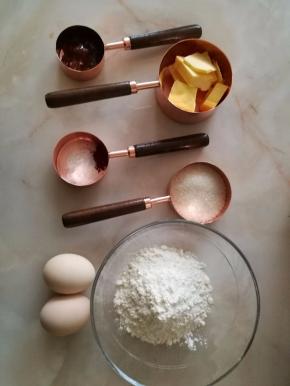 黄油隔热水融化成液体，放凉待用，两个常温鸡蛋打到干净无水的盆中。