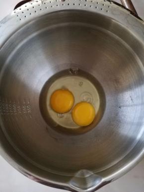 鸡蛋磕入干净的盆中