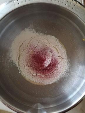 加入过筛的泡打粉和红曲粉。