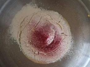 加入过筛的泡打粉和红曲粉。