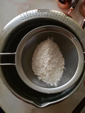 加入过筛的低筋面粉。