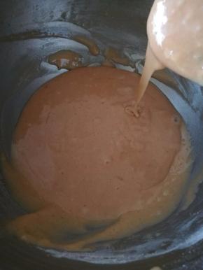 将粉类和蛋液翻拌均匀到无干粉的状态。