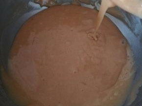 将粉类和蛋液翻拌均匀到无干粉的状态。