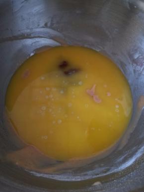 加入融化的黄油和草莓酱。