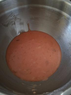 用硅胶刀将面糊和黄油翻拌混合均匀至润滑的状态。