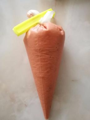 将面糊装入裱花袋中，放入冰箱冷藏至少一个小时。