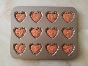 面糊拿出来回温后挤入学厨心形玛德琳模具中八分满。