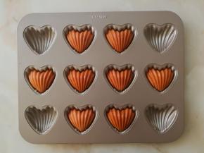 烤好的玛德琳从烤箱中拿出，冷却后再一倒就出来了。