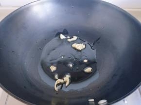 开火，加入适量油，再加入切好的蒜炒香。