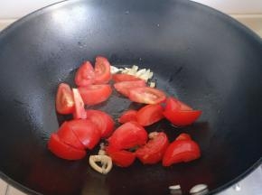 加入切好的番茄小火煸炒。
