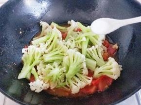 待番茄炒软时加入焯水的有机花菜，再加入盐。