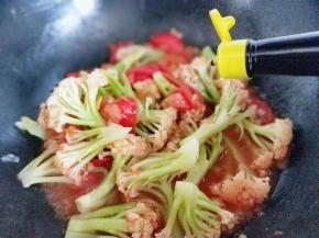 滴入生抽。盖上盖子焖煮2分钟。