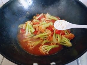 根据个人喜欢选择是否需要收汤汁，我个人喜欢有些汤汁的，所以没有把汤收干。关火加入鸡粉，翻炒均匀。