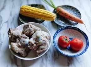 准备食材:我用的番茄比较小，大的用一个就可以。